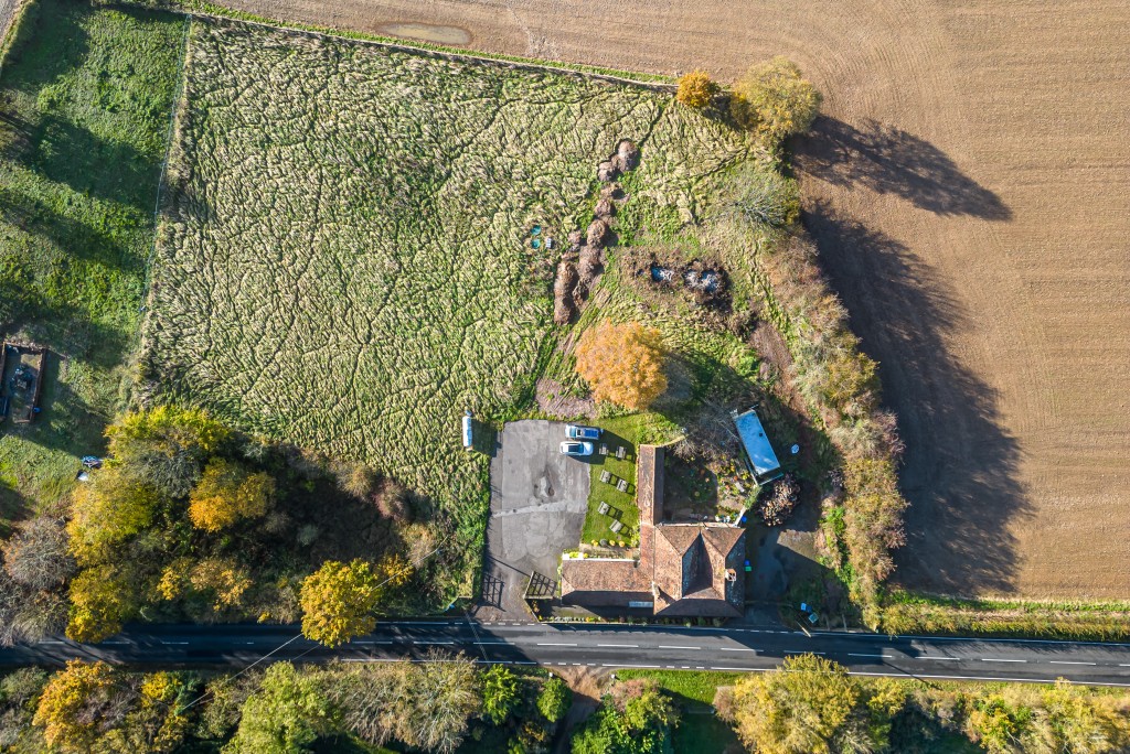 Lot: 107 - PERIOD FREEHOLD FREEHOUSE ON 1.5 ACRE PLOT WITH POTENTIAL - Aerial view 2